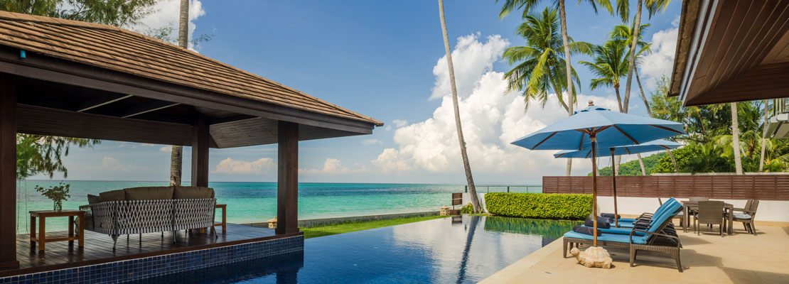 Akuvara - Pool and sunloungers